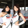 MX-5カップジャパン第3戦、HM RACERSのレースクイーン中野美咲さん（左）とMIKAさん