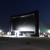 今回上映で使用されたスクリーン。サイドからエアーが送られ、大きな風船のような構造になっていた。ドライブは映画を見るためのプロローグ（フィガロドライブイン・シアター開催）