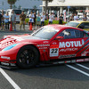NISMOフェア…お父さん、タイヤ交換で頑張る