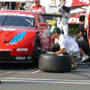 NISMOフェア…お父さん、タイヤ交換で頑張る