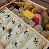 メガシウマイ弁当。あの定番の魅力が1.5倍に。楽しみが延々続くかのようだ。出先での急なランチミーティングもシウマイ弁当は強い味方。実際に限定メニューを予約してみた。