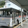 扇沢駅で発車を待つトロリーバス。