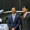 向かって左から、日の丸交通の富田和孝社長、ZMPの谷口恒社長