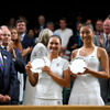 女子ダブルス準優勝のモニカ・ニクレスク（ルーマニア、前列向かって左から2人目）とチャン・ハオチン（台湾。ウィンブルドン、7月15日）　(c) Getty Images