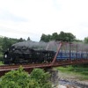 鬼怒川線の砥川橋りょうを走るSL列車『大樹』（試運転）。トラスは常磐線の阿武隈川橋りょうで使っていたものを転用した。