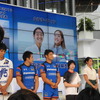 左から福澤達哉選手（バレーボール）、福岡堅樹選手（ラグビー）、藤田慶和選手（ラグビー）、森下友紀選手（水泳）、宮坂莉乙子選手（サーフィン）、宮坂麻衣子選手（サーフィン）