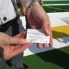 クルーズ船の客は乗車証明書を受け取って列車に乗り込んだ。