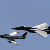 F-86（左）とF-15。2005年のイベント。　(c) Getty Images