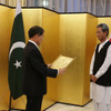 在パキスタン日本国大使館での表彰式、倉井高志 パキスタン大使（左）とスズキ 永尾博文常務
