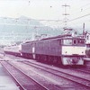 峠を下りてきた上り白山の先頭に付くEF63重連（横川駅、1976年7月28日）。