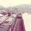 上り貨物列車を引くEF63＋EF63＋EF62（軽井沢駅、1976年7月28日）。