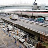 既存区間は桟橋構造だったが、迂回路と新設施設は高架となる。下部に作業用道路も確保。