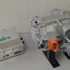 インバータ（左）とギア一体型トラクションモータ（右）