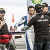 優勝の朗報を知って喜ぶ室屋選手（中央）と関係者　《写真提供 Red Bull》