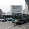 岡山県内の交通4社は10月から交通系ICカードの全国相互利用サービスに対応する。写真は両備バス（左）と岡電バス（右）。