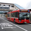 大船渡線BRT盛駅に停車中のバス。盛駅では、BRTと三陸鉄道南リアス線との接続時分が、14時～15時台で67分あったものを8分にまで短縮し、利便性の向上が図られる。