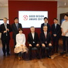 大賞候補のデザイン担当者と大井理事長、永井一史 審査委員長、柴田文江 審査副委員長