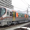 103系と201系の置換えを目的に導入された323系。大阪環状線の快速・普通列車は最終的にドア数が片側3カ所に統一される。