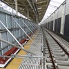 新鎌ヶ谷駅の高架ホーム。当面使用しない上り線側は鉄板で遮られている。