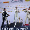 表彰台でシャンパンを掛け合って喜ぶ3位のソンカ（左）、優勝した室屋（中央）、2位のベラルデ（右）