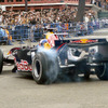 レッドブル、浅草寺でF1デモ走行