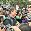 レッドブル、浅草寺でF1デモ走行