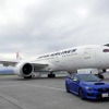 旭川空港に初飛来したJALのボーイング787-8型機とスバルWRX