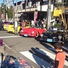 商店街にずらりと名車が並ぶ