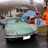 交通整理の合間に愛車とともに記念撮影。大雨にもかかわらず新旧フランス車が車山高原に大集合！第31回フレンチブルーミーティング開催!!