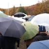 傘の群れの先では備後大会開催中！大雨にもかかわらず新旧フランス車が車山高原に大集合！第31回フレンチブルーミーティング開催!!