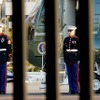 担当する海兵隊員は大統領の車列が過ぎ去っていくまで直立不動で見送る。