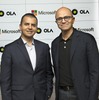 提携を発表するインドの配車サービス最大手のOlaとマイクロソフトの両CEO