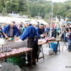 新鮮なマグロの刺し身を無料で食べられるとあって、長蛇の列ができていた