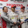 王者となった#37 LC500陣営、左から関谷正徳監督、平川、キャシディ。