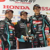 GT300王座を獲得した（左から）片岡、片山右京監督、谷口。