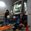 【訓練】心肺停止状態となった乗客（人形）の救護活動も行われた。