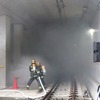 半蔵門線の列車で火災が発生……という想定により行われた訓練の様子。トンネル内が煙で覆われた。