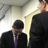 国土交通省自動車局長に、不適切事案の報告書を提出し謝罪する日産・西川社長