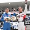 モータースポーツファン感謝デー（2017年）次回に勝負持ち越しのベルトを手に、ファンに挨拶する中嶋悟と星野一義