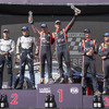 最終戦の表彰式。左から2位タナク組、優勝ヌービル組、3位パッドン組。