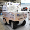 三菱重工の放水砲ロボットの試作車。7.2km/hで走行する電動の4WDだ。4000リットル/分の放水能力をもつ。