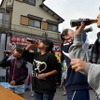 コーラの早飲み大会では、みな必死に飲み干していました