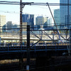 手前の高架橋が現在の京浜東北線北行高架線路、奥が鉄筋コンクリート製の新高架線路