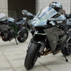 カワサキNinja H2（右）とNinja H2R