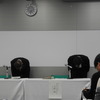 冒頭の挨拶で頭を下げる吉永泰之社長（左）と大崎篤執行役員品質保証本部長
