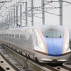 北陸新幹線を走る列車。12月22日から富山～金沢間のトンネル内で携帯電話を使用できるようになる。