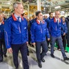 アルピーヌ工場を視察するゴーン氏（中央）