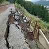 線路脇の法面が崩壊した関西本線。2018年1月9日から運転を再開する。