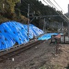 道床が流出した上古沢駅構内（12月9日）。南海電鉄は2018年4月中の再開を目指す。