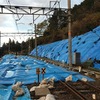 道床が流出した上古沢駅構内（12月9日）。南海電鉄は2018年4月中の再開を目指す。